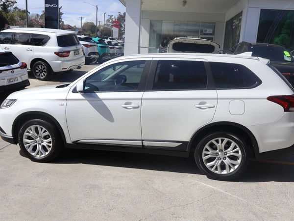 2020 Mitsubishi Outlander ES Automatic Diesel AWD