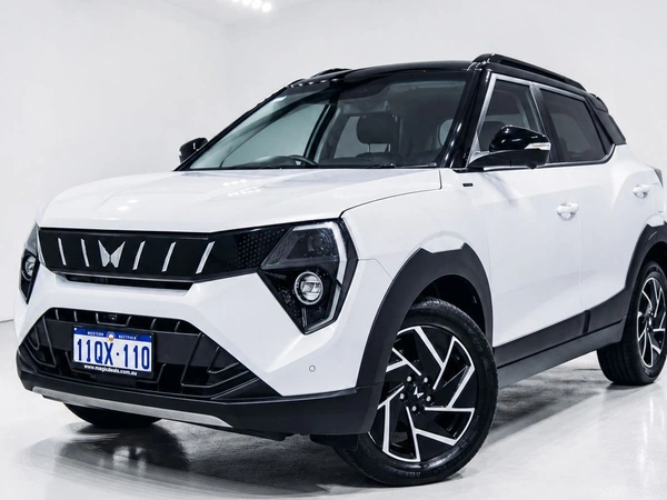2025 Mahindra XUV3XO AX7L Front Wheel Drive Automatic