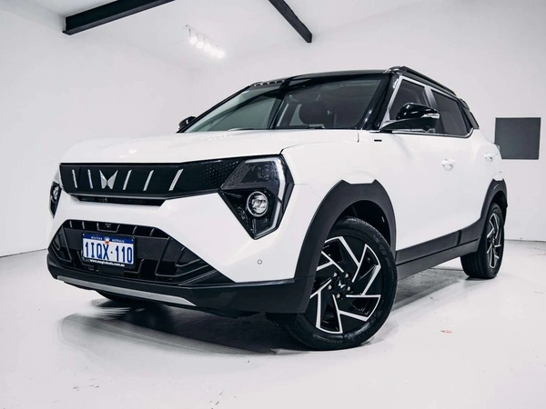 2025 Mahindra XUV3XO AX7L Front Wheel Drive Automatic