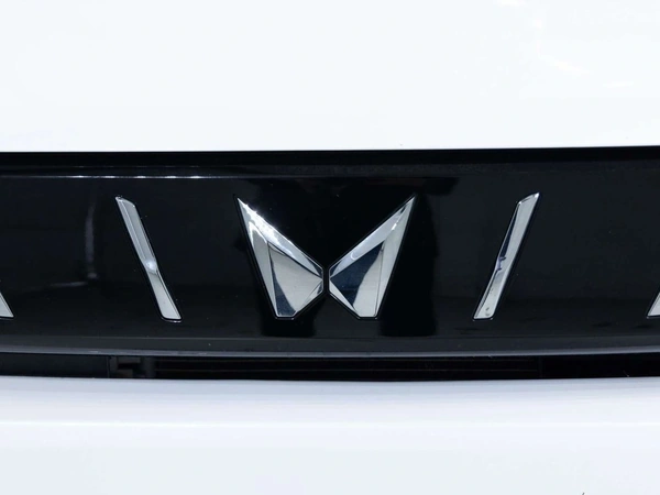 2025 Mahindra XUV3XO AX7L Front Wheel Drive Automatic