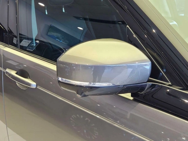 2023 Land Rover Discovery Series 5 AWD 7 Seats Sunroof