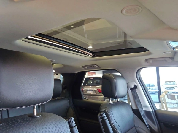 2023 Land Rover Discovery Series 5 AWD 7 Seats Sunroof